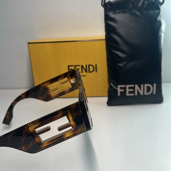 New 💯Authentic FENDI Baguette FE40109I 55E Sunglasses